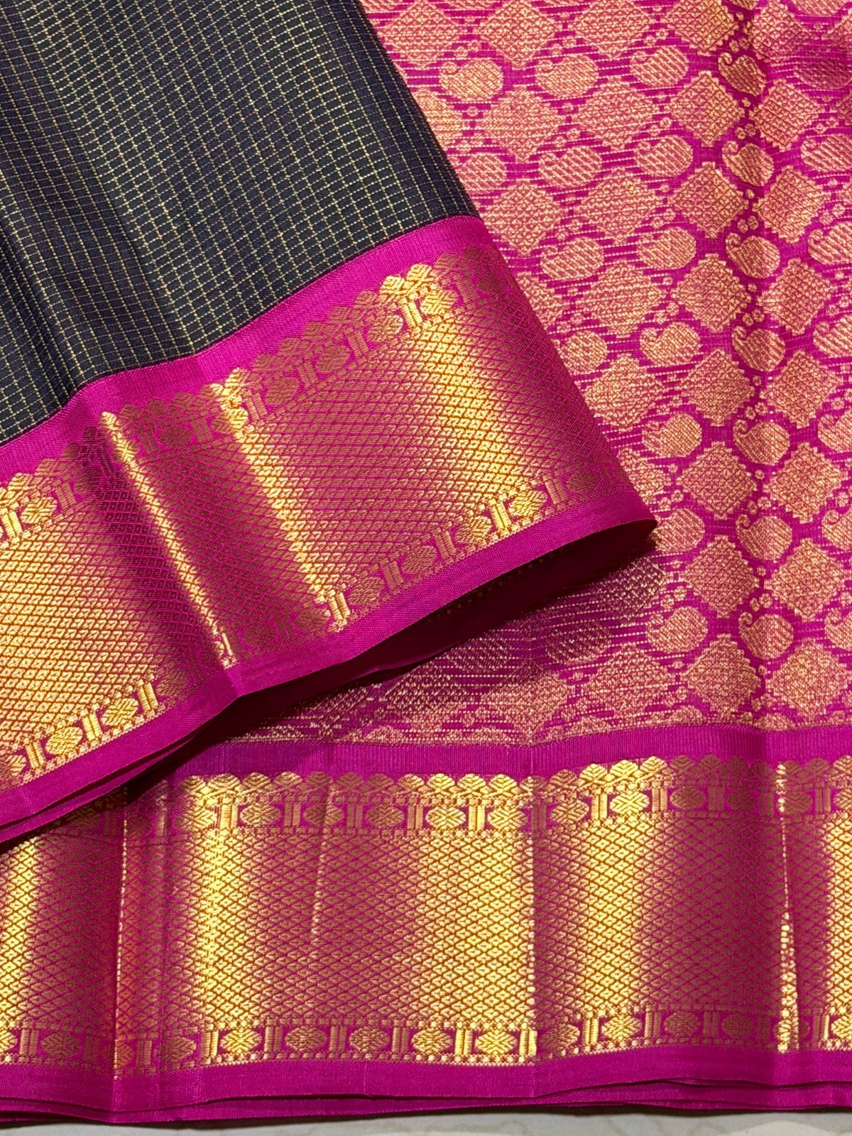 Close view of the body weave on the Kanchana Black Handwoven Pure Jari Korvai Kanjivaram Saree with Vairaoosi Kattam Body and Pink Borders.