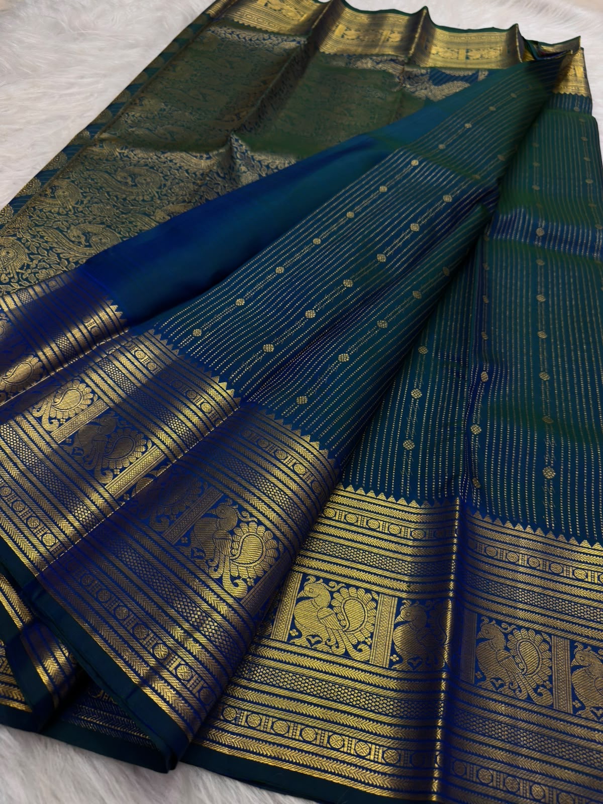 Mayil and Kodi antique-gold zari work on Mayil Kazhuthu Pure Silk Kanchipuram pallu