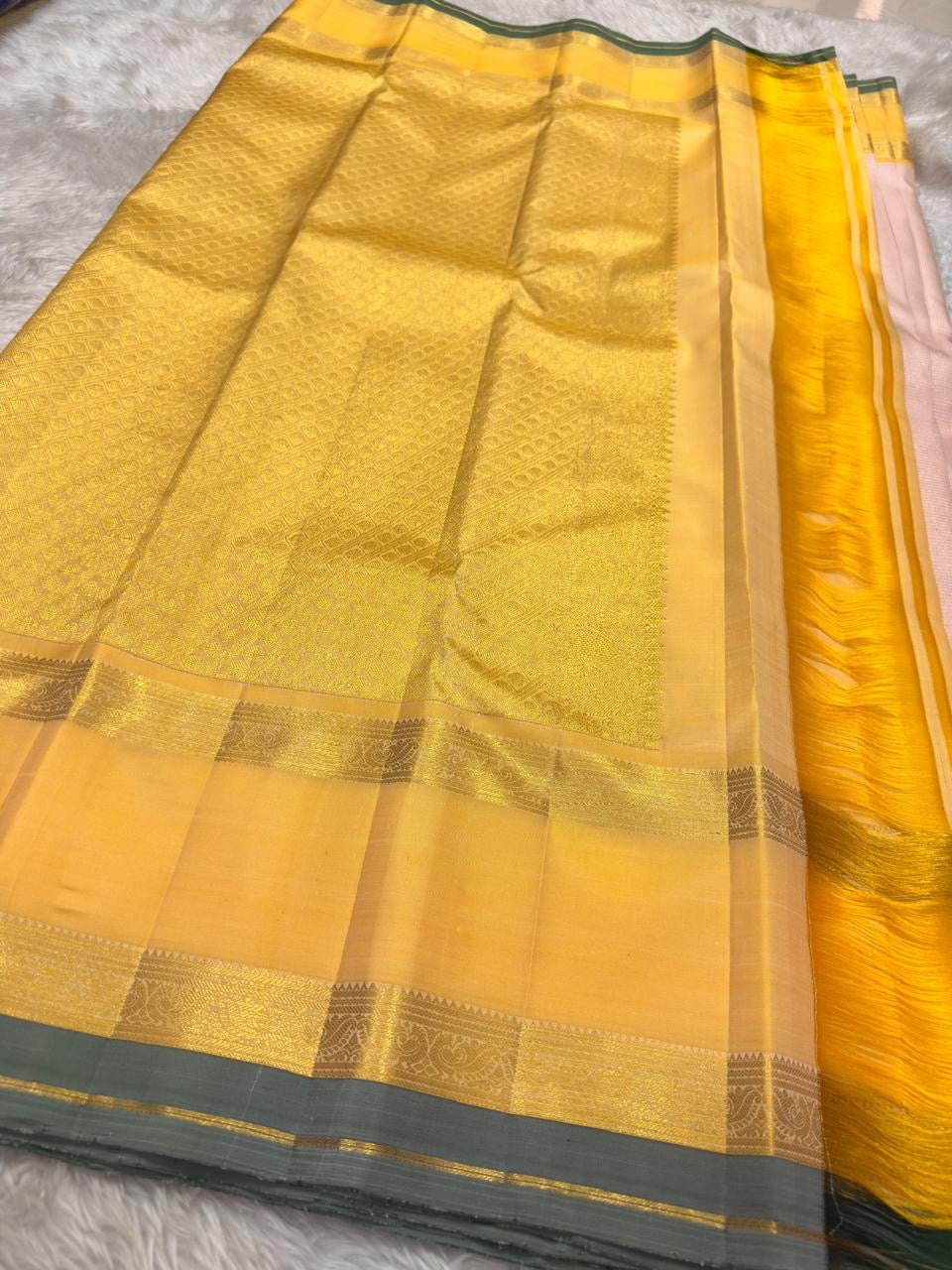 Close-up of rettapet border with twin gold zari lines on blush pink Kanchipuram silk saree — Idam Living