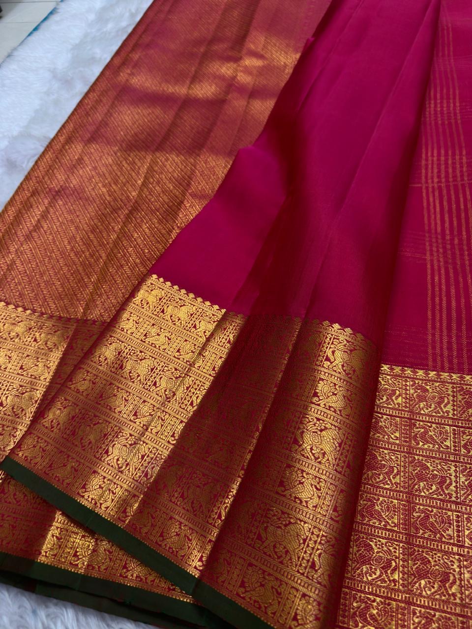 Bright Pink Handwoven Pure Silk Kanchipuram Zari Kattam Saree with Dual-Tone Buttas – butta motif detail