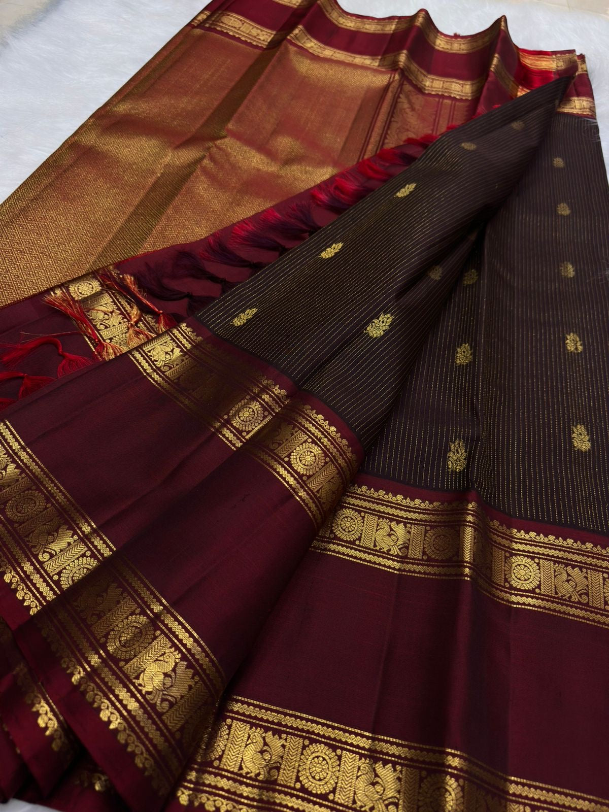 Close view of the Arakku border on a deep brown Pure Silk Kanchipuram saree.