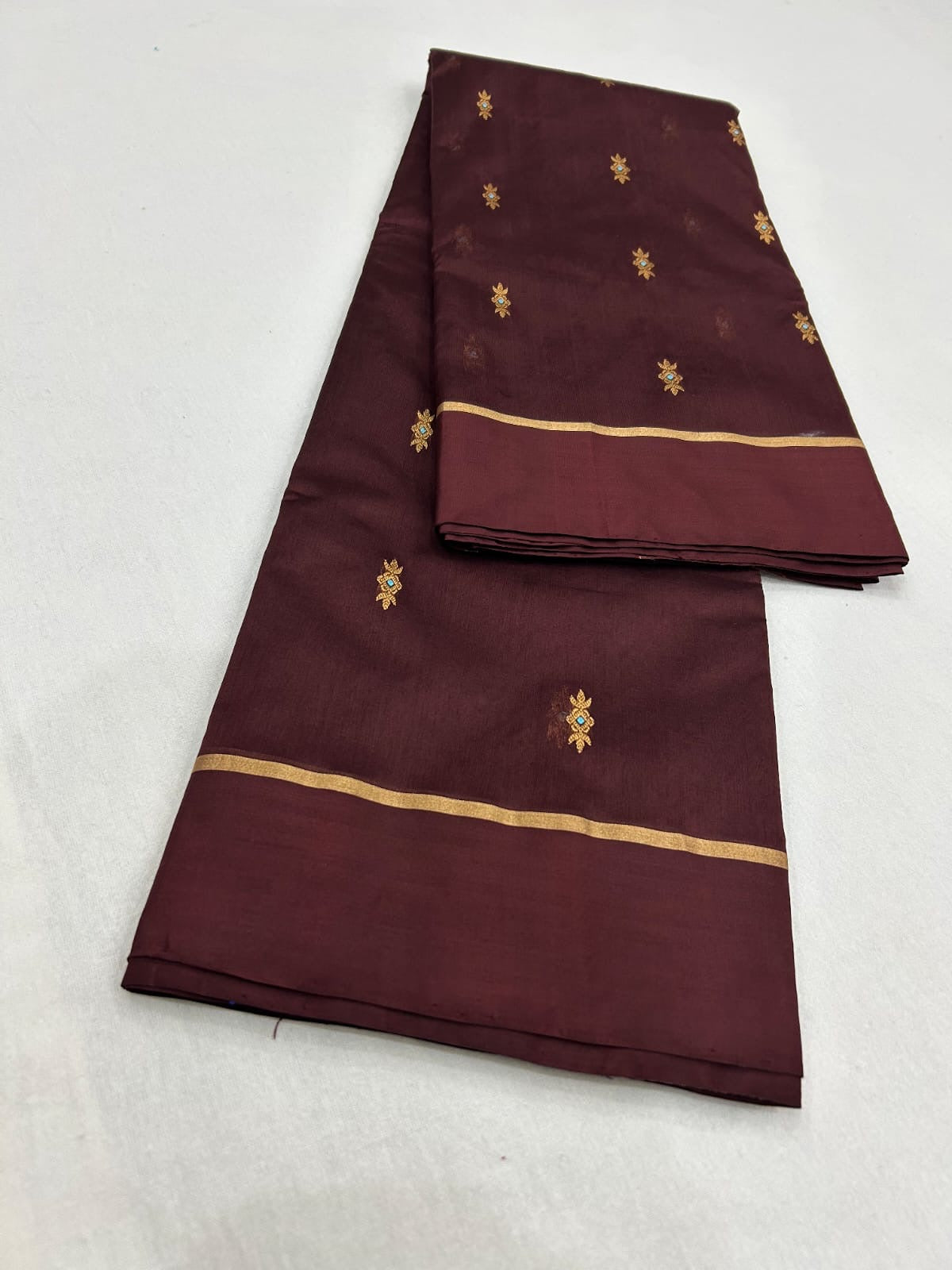 Handloom Chanderi Pattu Silk saree showing burgundy body and detailed zari pallu