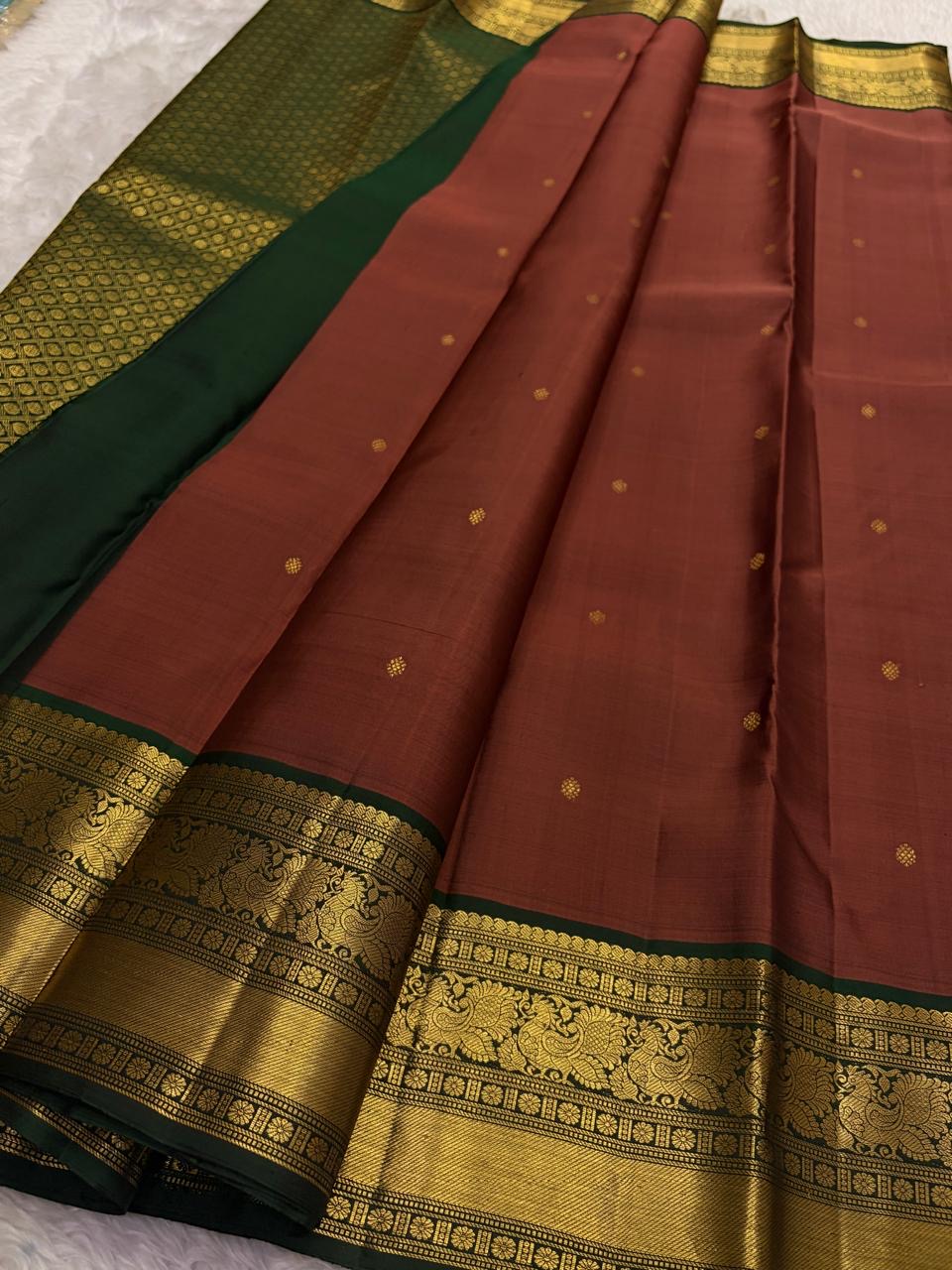 Burnished Brick pure silk Kancheepuram saree, Butta weave with Deep Green border — border detail