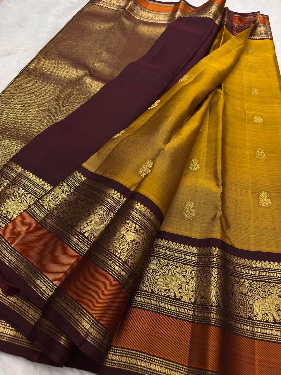 Golden Turmeric pure silk Kanchipuram saree, Butta weave with Deep Aubergine border — pallu detail