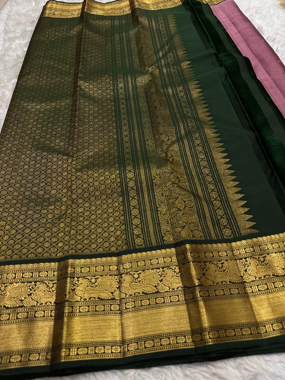 Dusty Mauve pure silk Kanjeevaram saree, Butta weave with Deep Green border — border detail