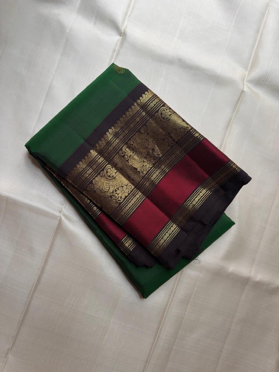 Deep Forest Green pure silk Kanjipuram saree, Butta weave with Deep Aubergine border — selvedge detail