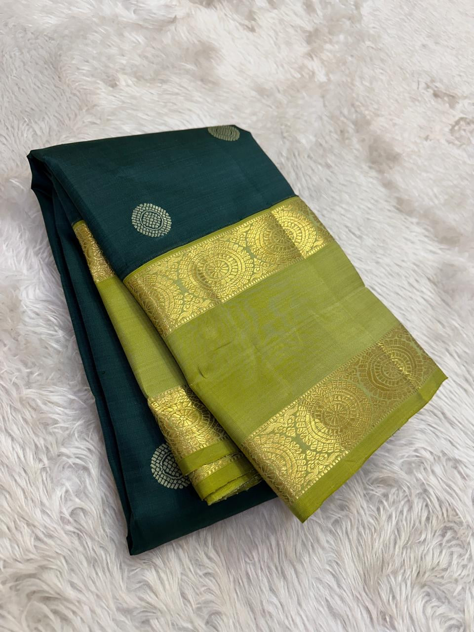 Kili Pachai Kanchipuram pallu with a dense geometric classic-gold zari lattice and Chakram motif registers.