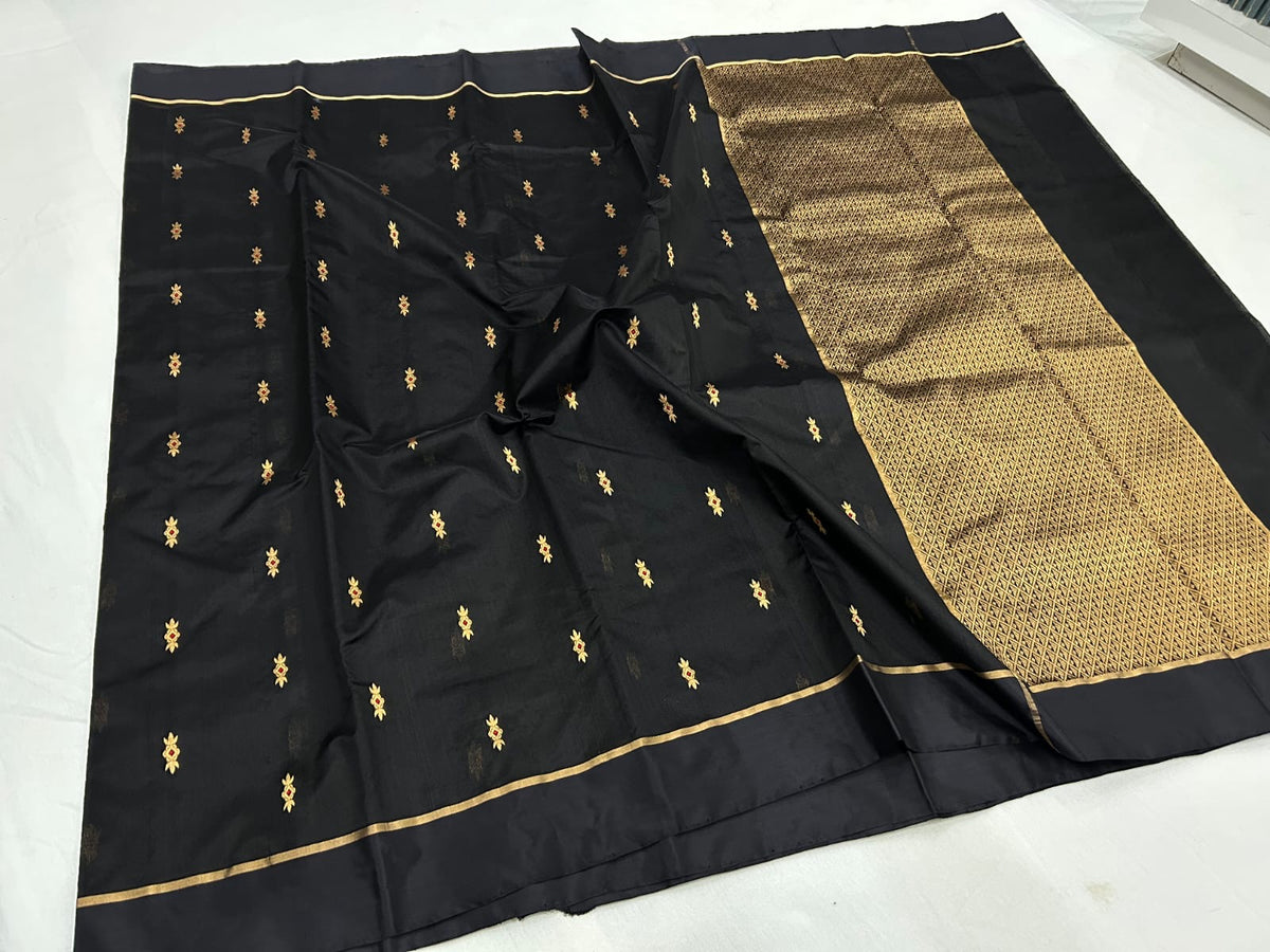 Antique-gold diamond-lattice pallu of midnight black Chanderi saree