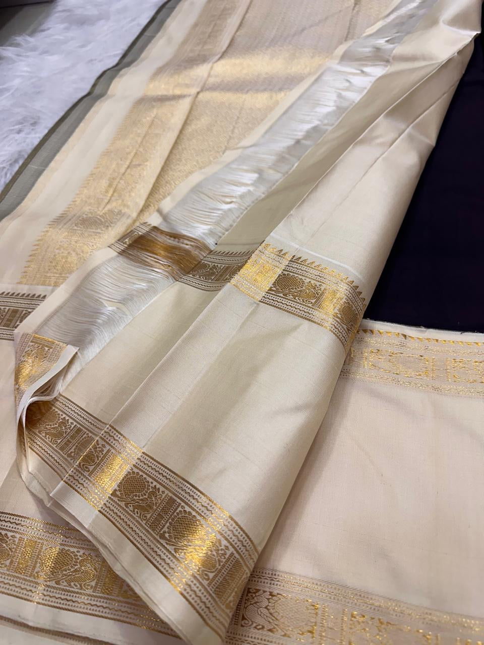 Deep Chestnut Plum pure silk Kanjipuram saree, Rettapet weave with Ivory border — pallu detail