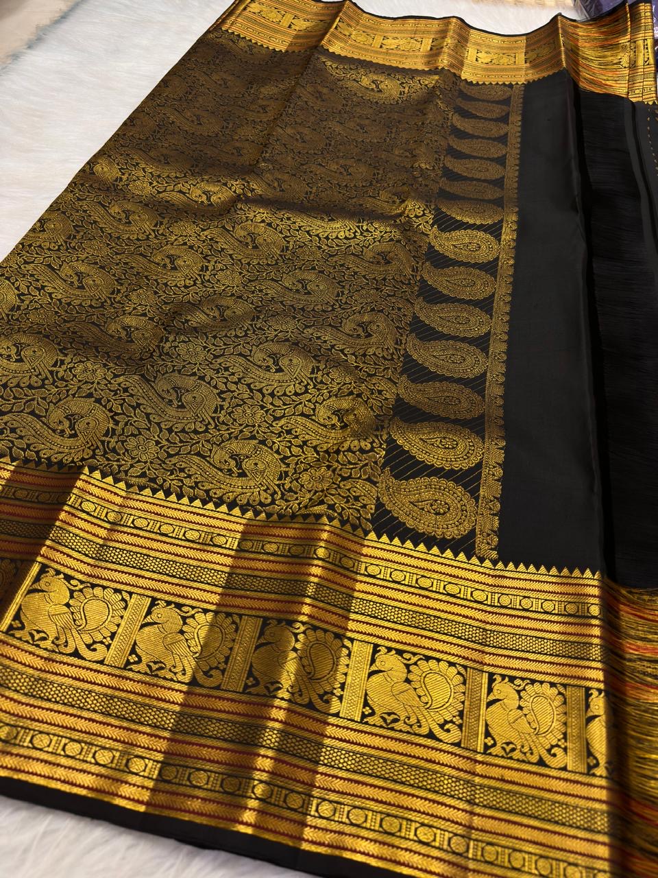 Classic Black handwoven pure silk Kancheepuram Butta saree — pallu zari detail — Idam Living