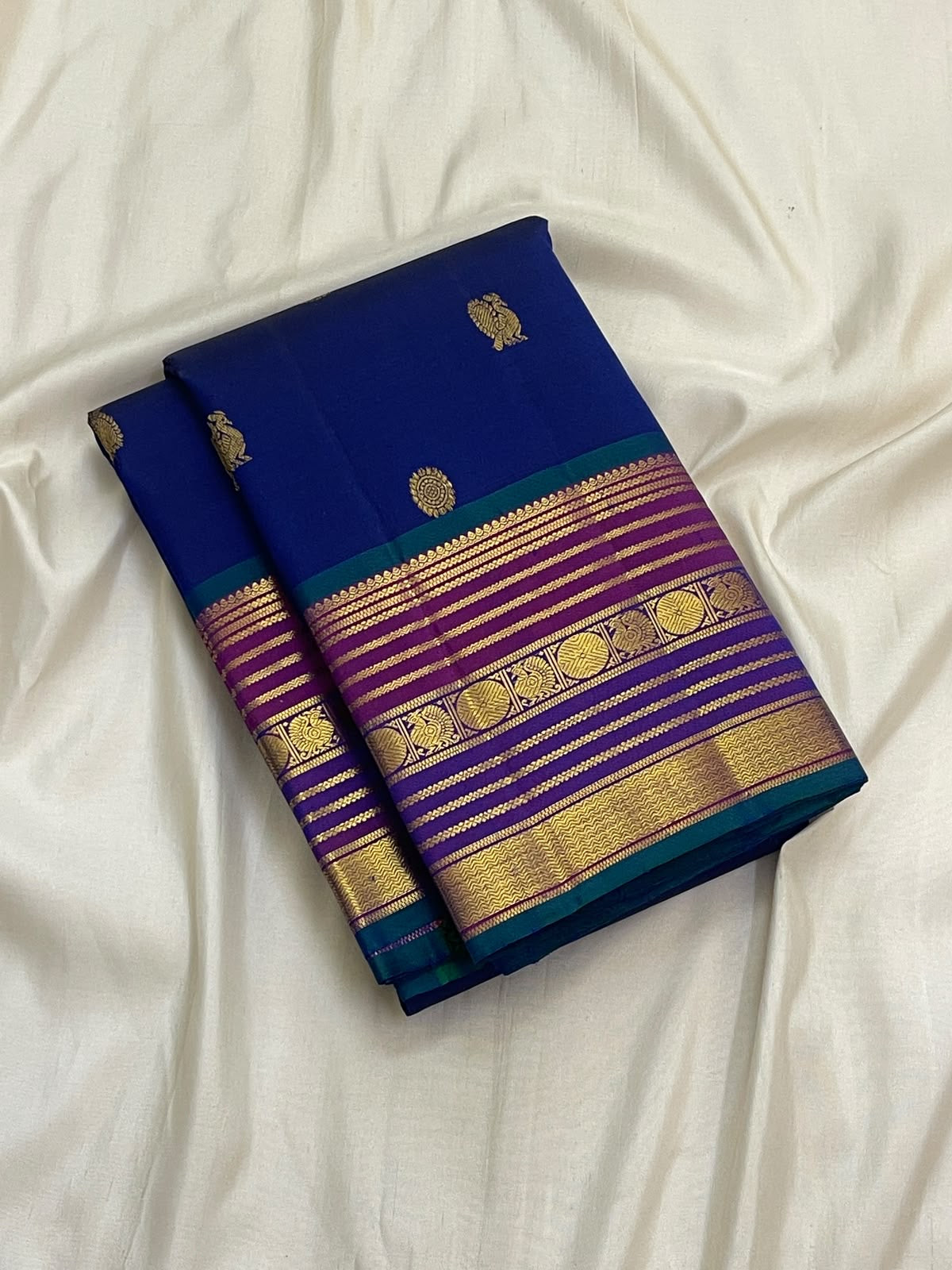 Varisaipet Kanjeevaram showing repeated zari border rows against saturated blue silk