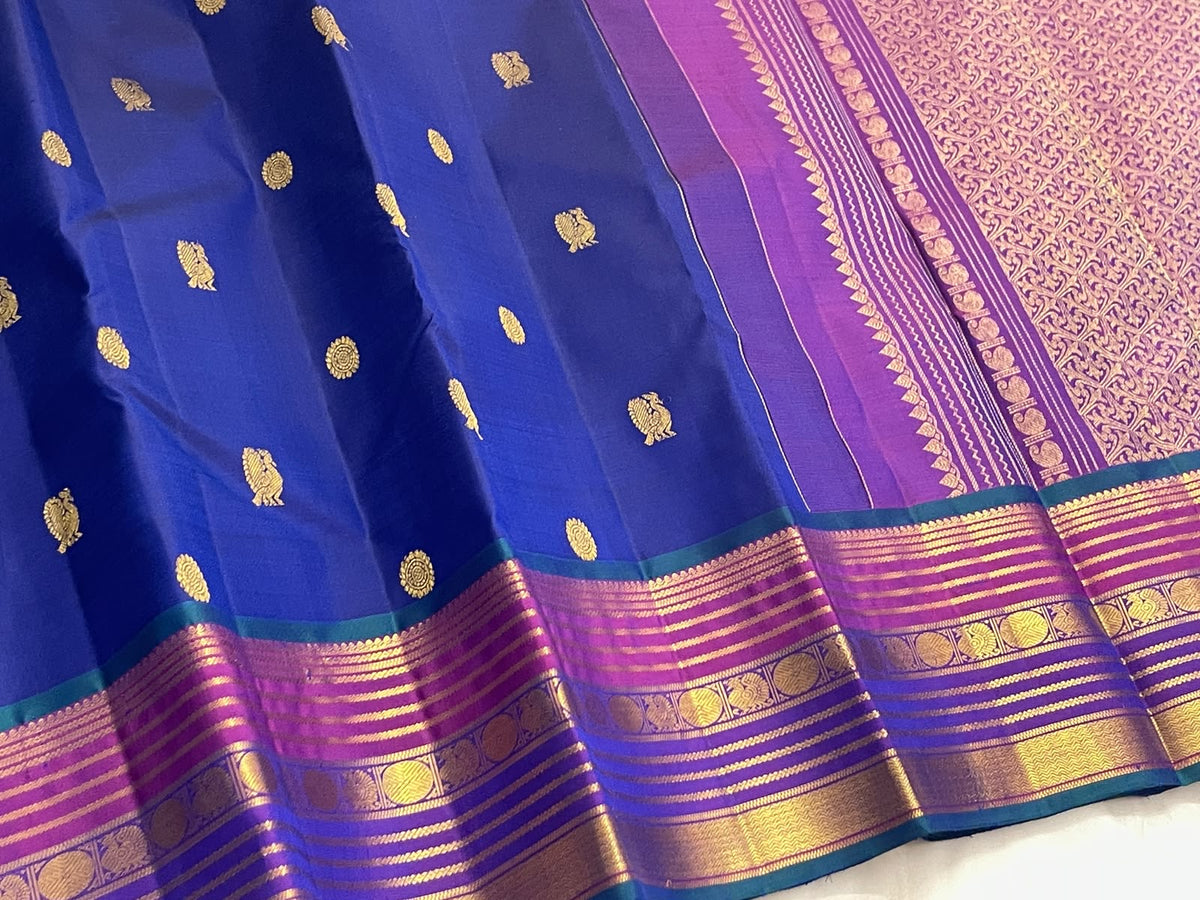 Close view of Varisaipet border with red silk and gold zari interwoven in repeated bands
