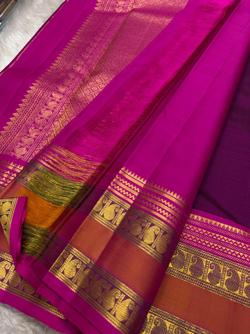 Coffee-brown rettapet border with green highlight lines on the fuchsia pink saree.