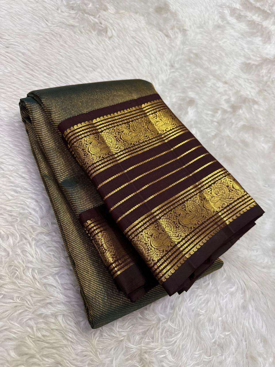 Close-up of the dense diagonal weave on the coffee brown body.