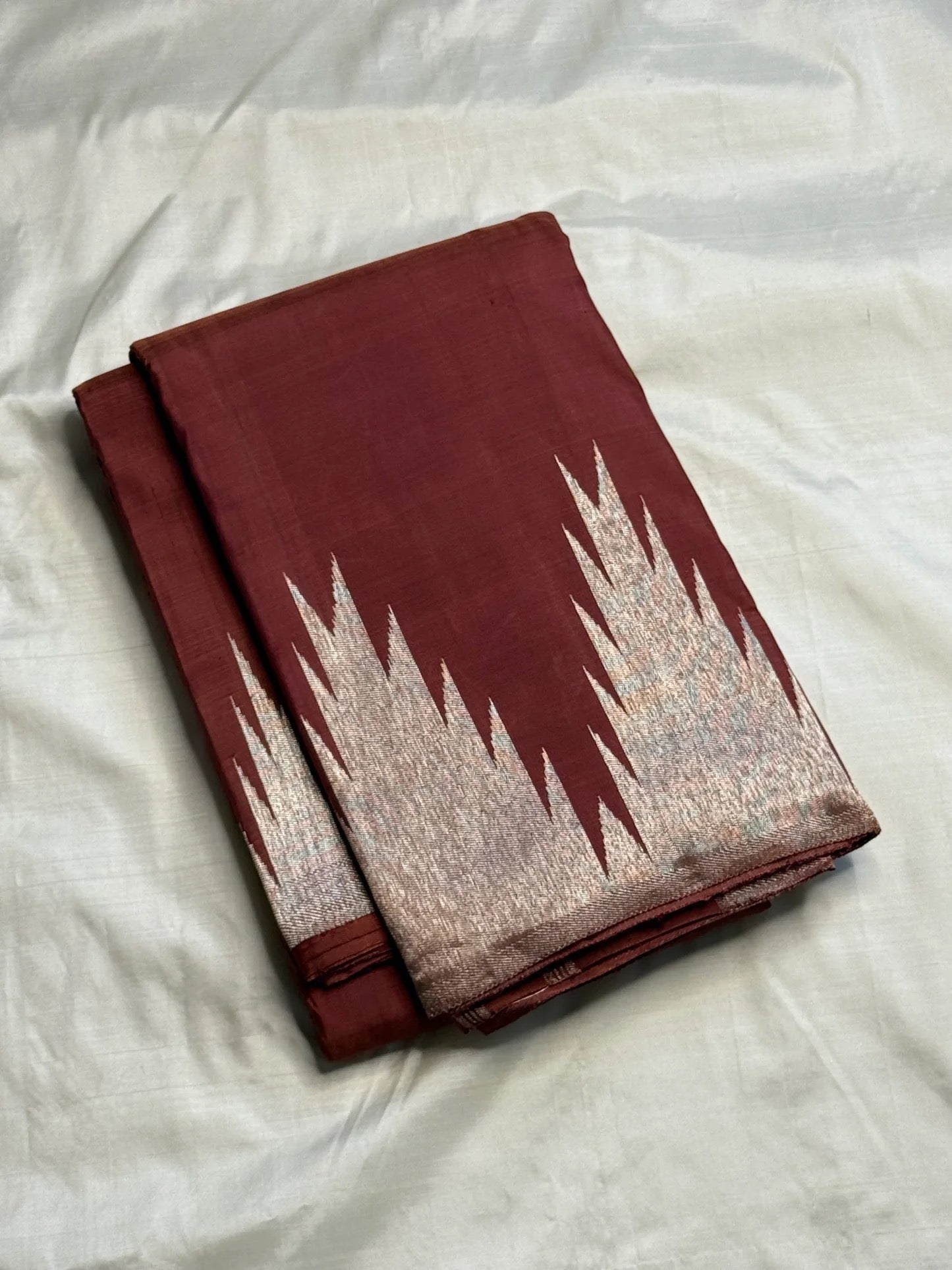 Close-up of ettukol antique copper zari border on cinnamon brown Kanchipuram pure silk saree — Idam Living