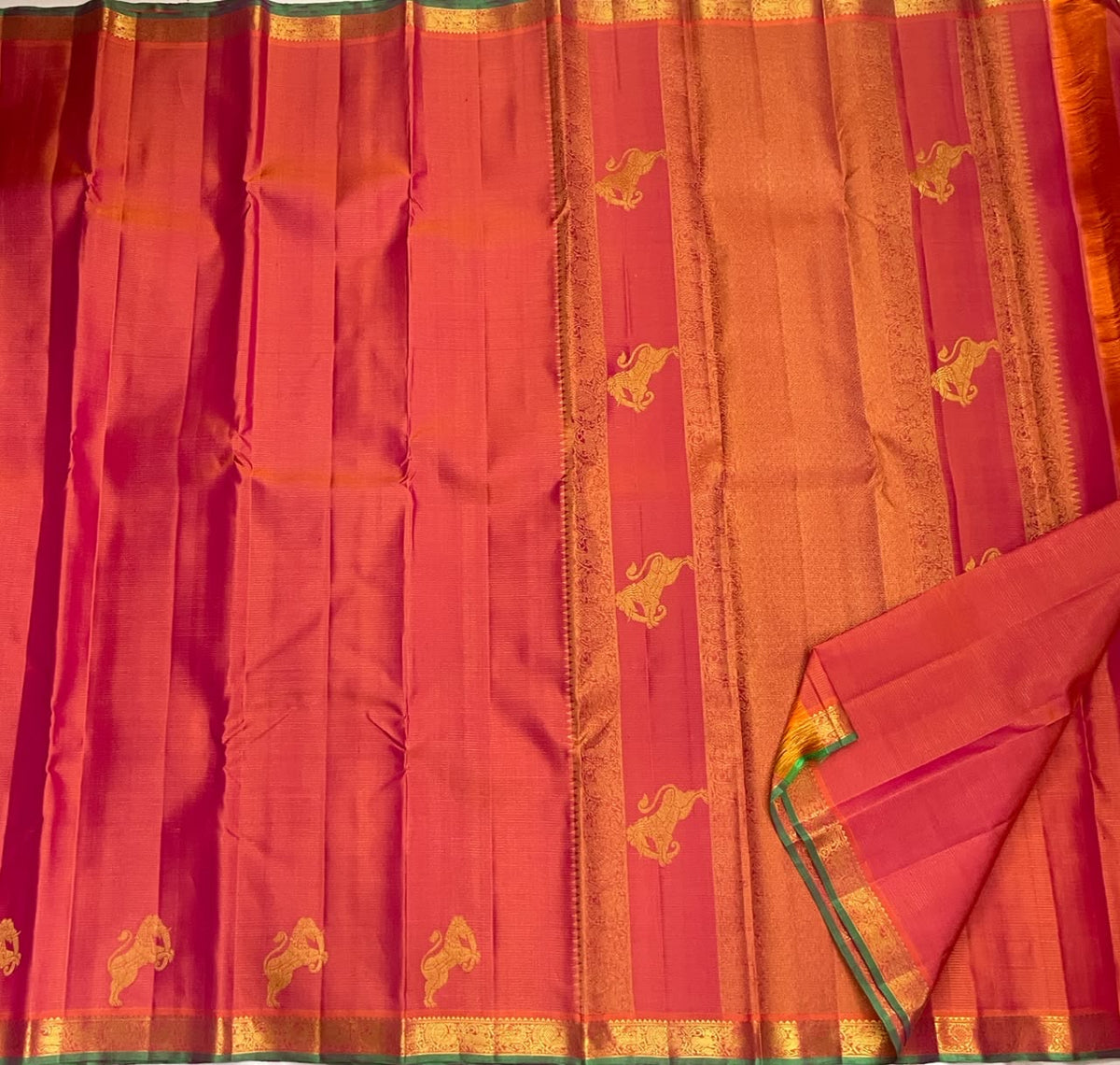 Coral-Arakku Handwoven Pure Silk Kanchi Pattu Vairaoosi Saree with Green Selvedge and Gold Zari
