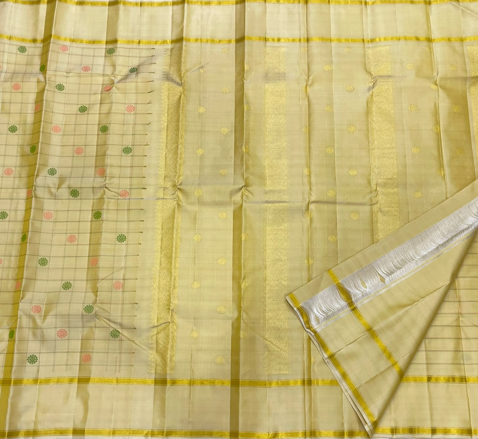 Gold zari border detail