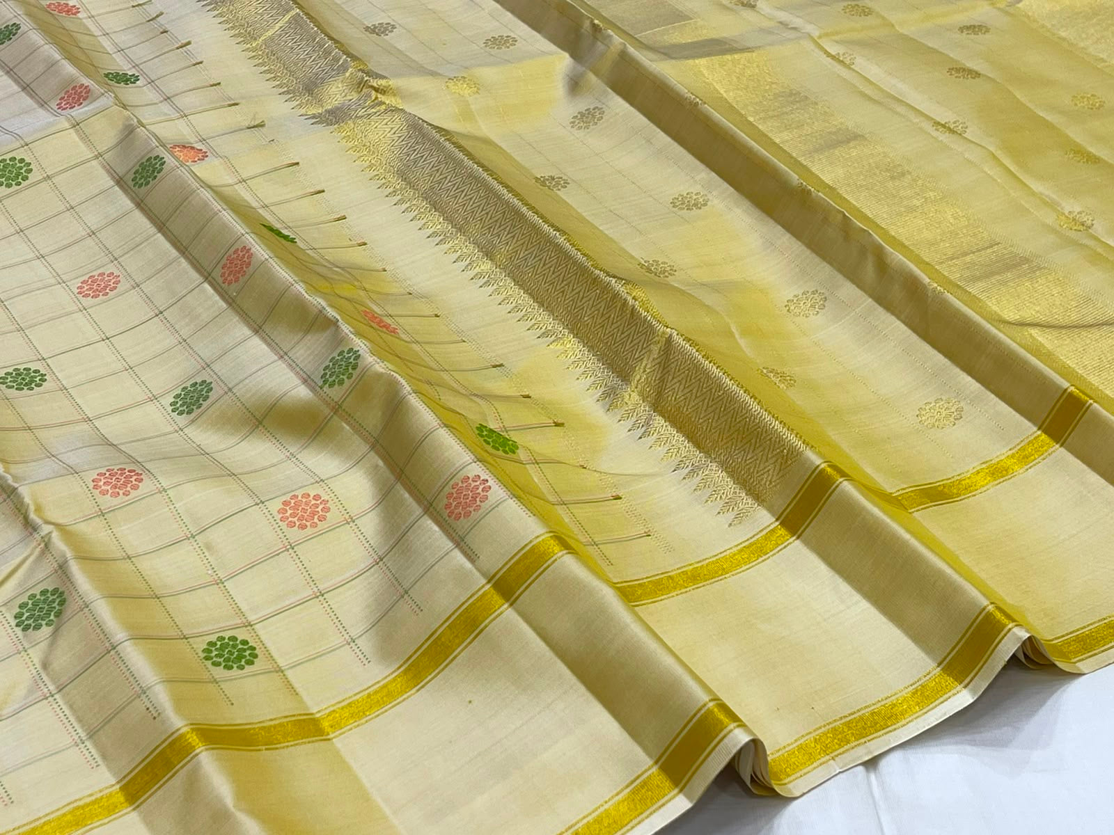 Solid gold pallu detail