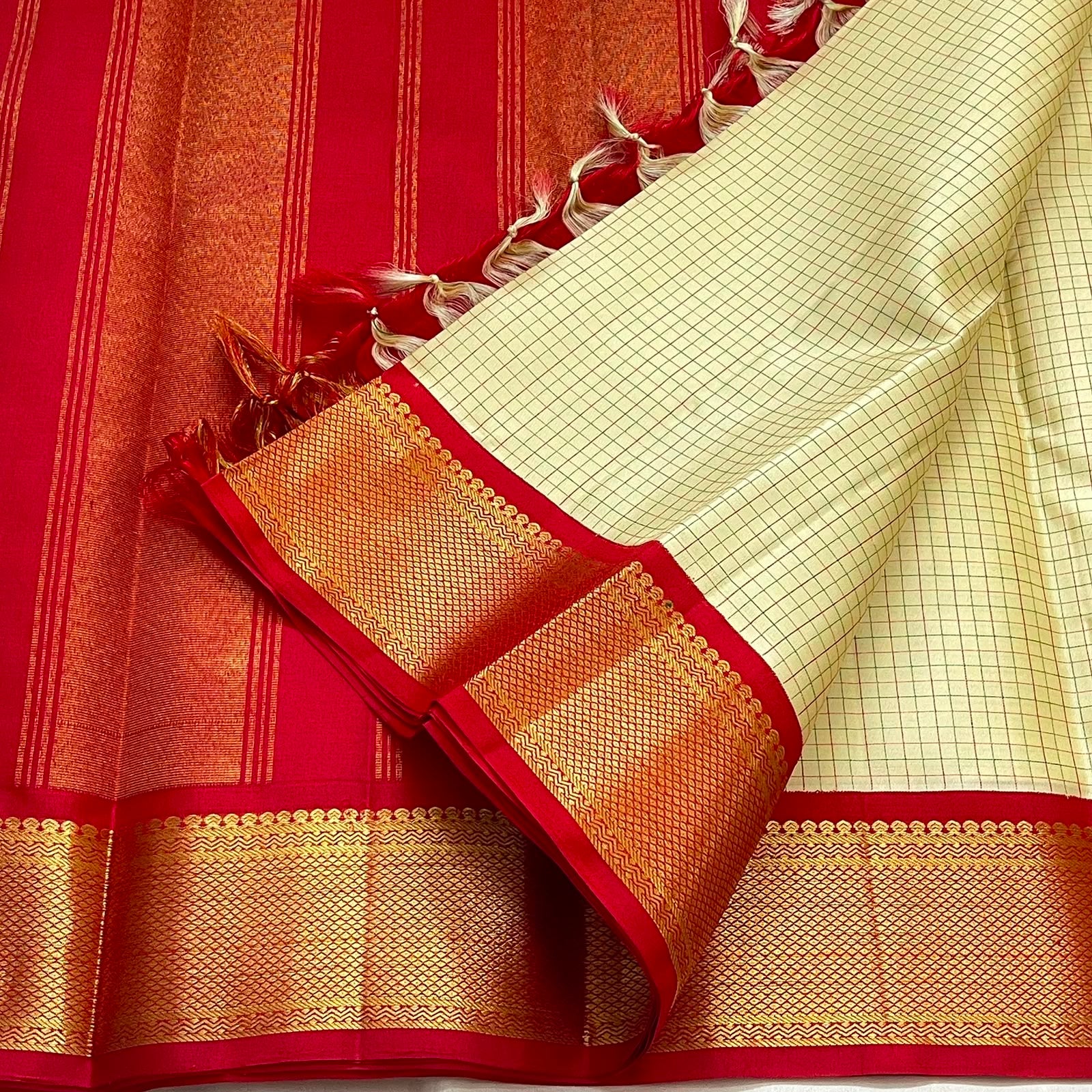 2gm zari thread texture on checked grid