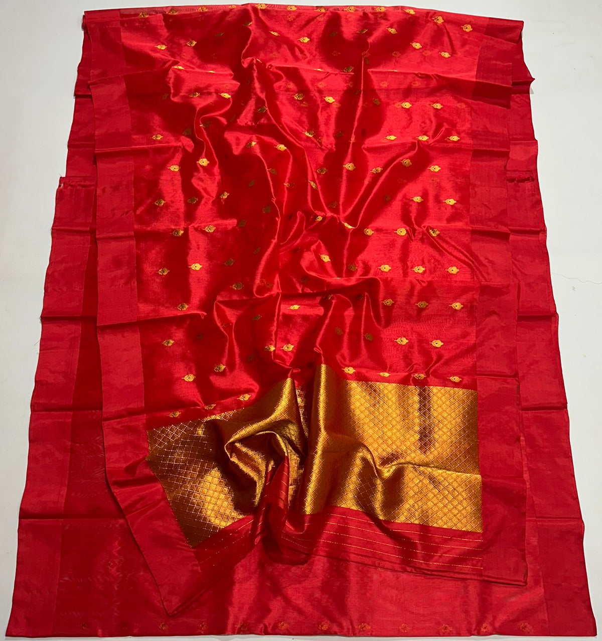 Luminous silver-toned metallic pallu of red Chanderi saree