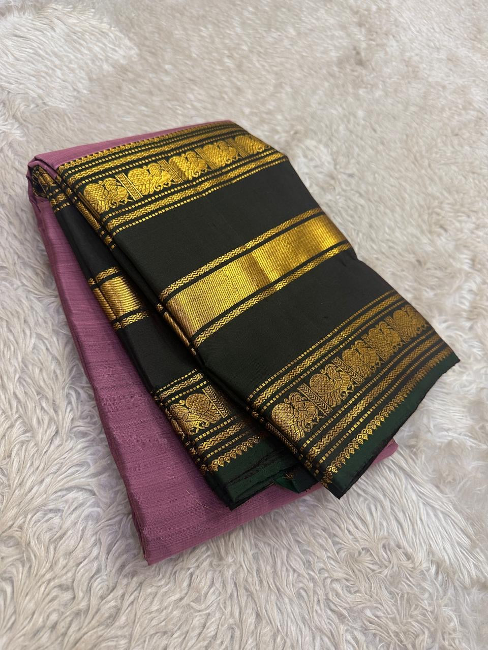Full view of the December Poo Mauve Pure Silk Kanchipuram Varisaipet Saree with Karum Pachai Mayil Zari Border