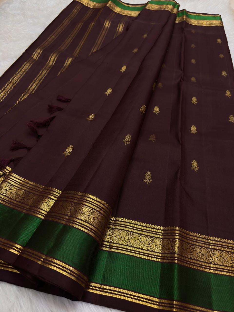 Deep Arakku Handwoven Pure Silk Kanchipuram Rettapet Saree with Emerald Green Border – silk fabric close-up