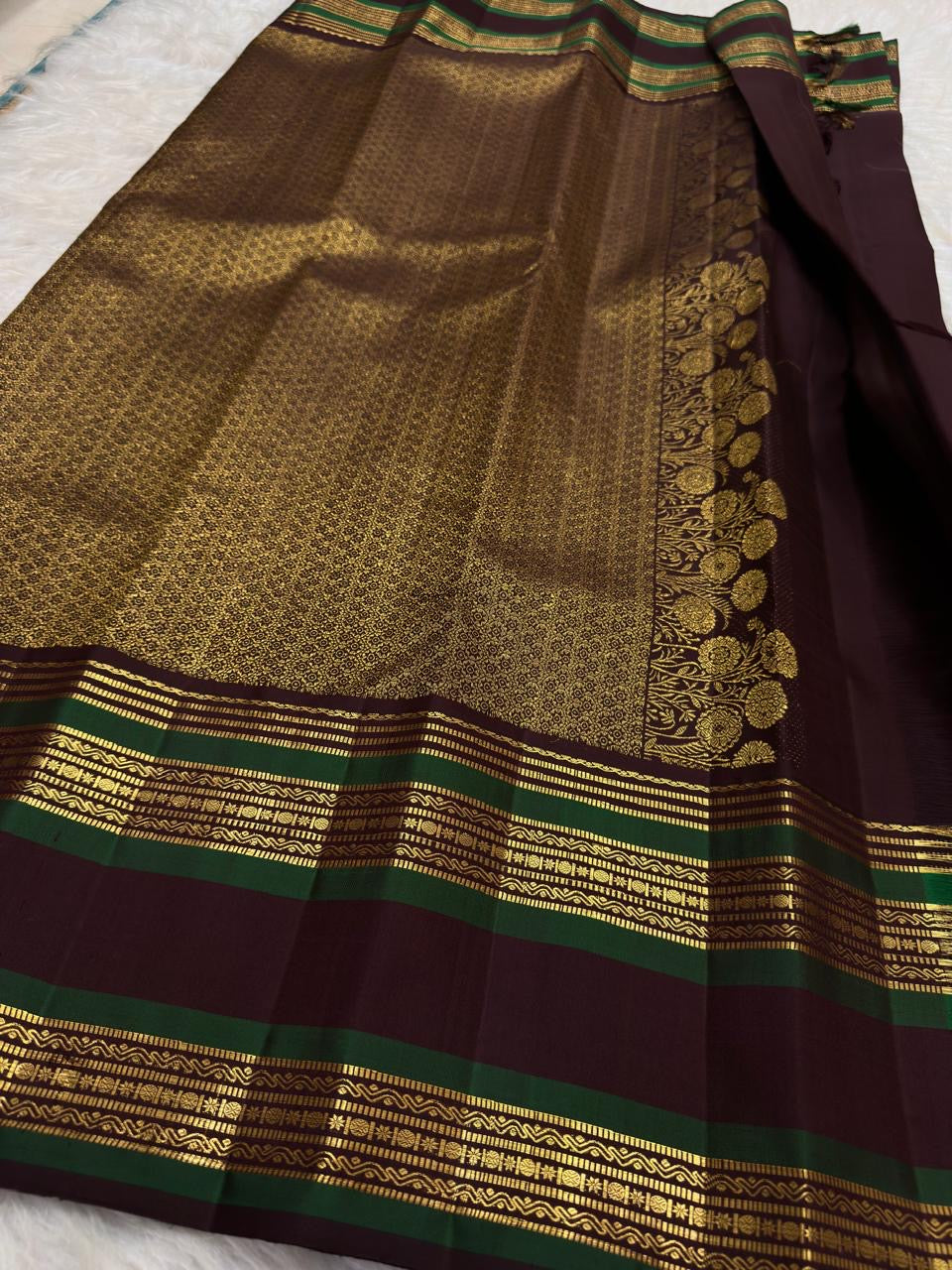 Deep Arakku Handwoven Pure Silk Kanjeevaram Rettapet Saree with Emerald Green Contrast Border – silk fabric close-up