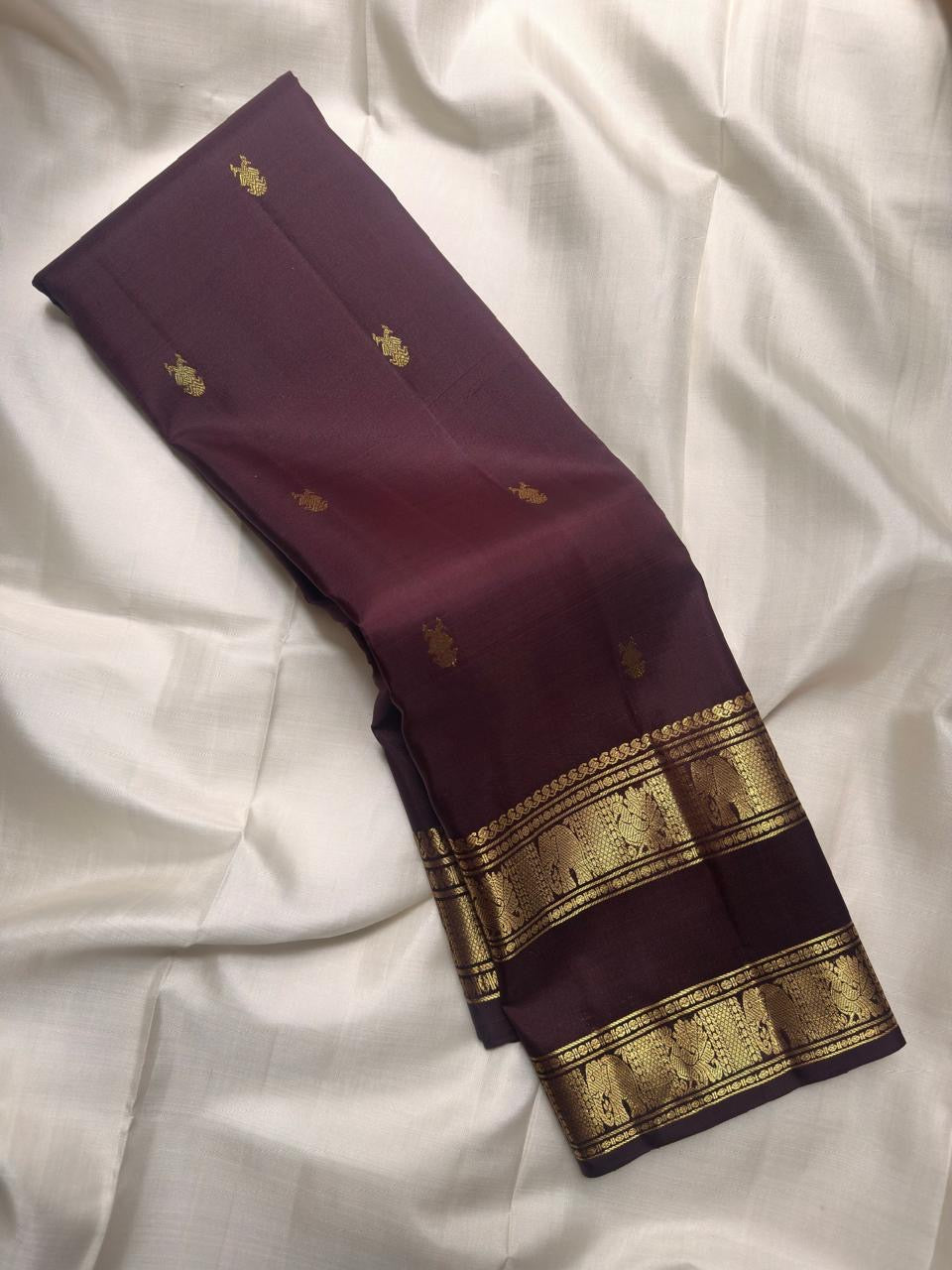 Deep Arakku Handwoven Pure Silk Kanjivaram Rettapet Saree with Yaanai Border – silk fabric close-up