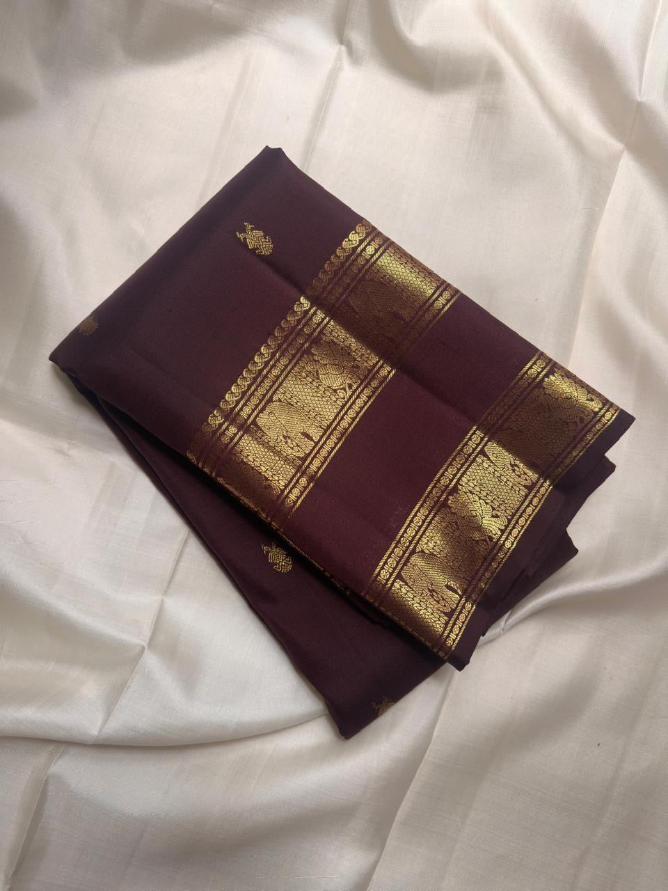 Deep Arakku Handwoven Pure Silk Kanjivaram Rettapet Saree with Yaanai Border – silk body weave close-up