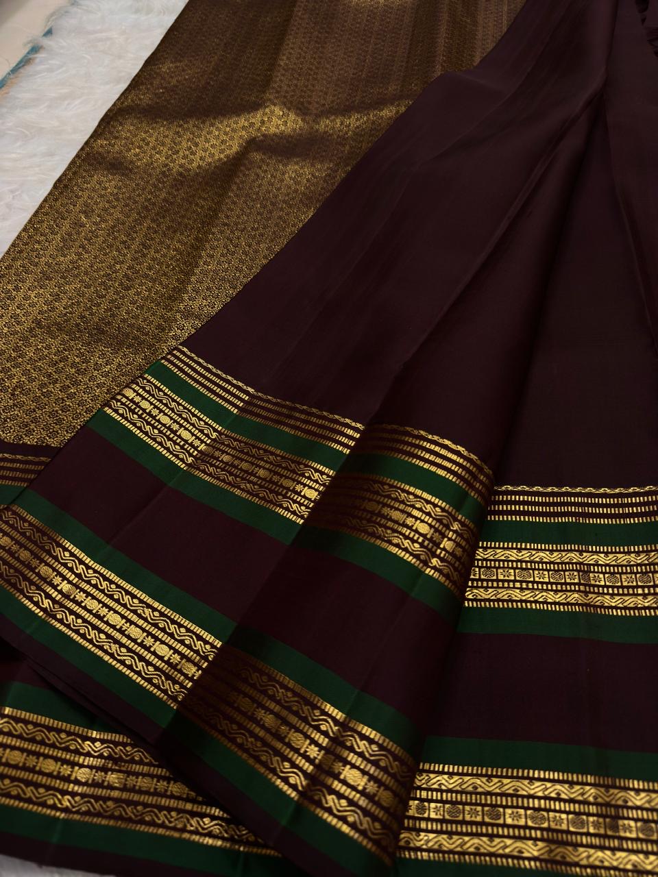 Deep Arakku Handwoven Pure Silk Kanjeevaram Rettapet Saree with Emerald Green Contrast Border – silk body weave close-up