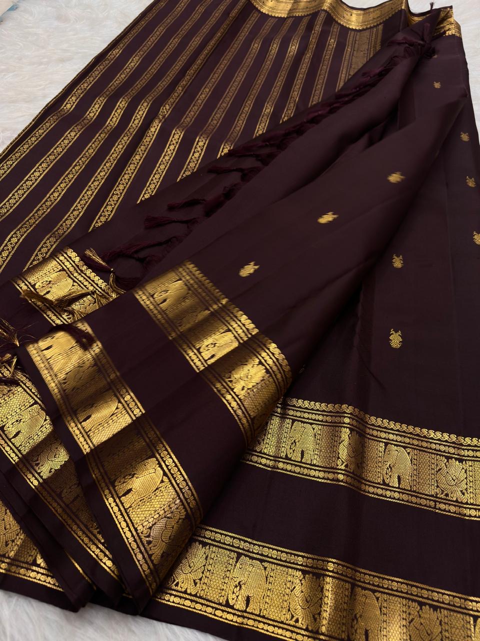 Deep Arakku Handwoven Pure Silk Kanjivaram Rettapet Saree with Yaanai Border – border detail view
