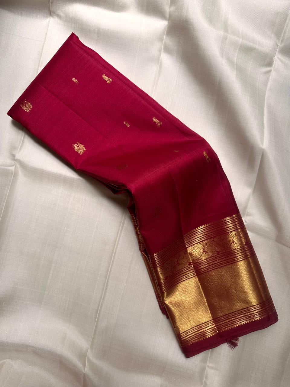 Deep chilli red handwoven pure silk Kanjivaram saree – silk body view