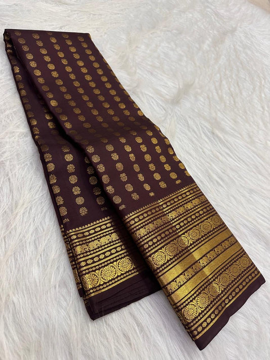 Lower Rettapet border showing layered gold zari bands and repeated handwoven Yazhi motifs