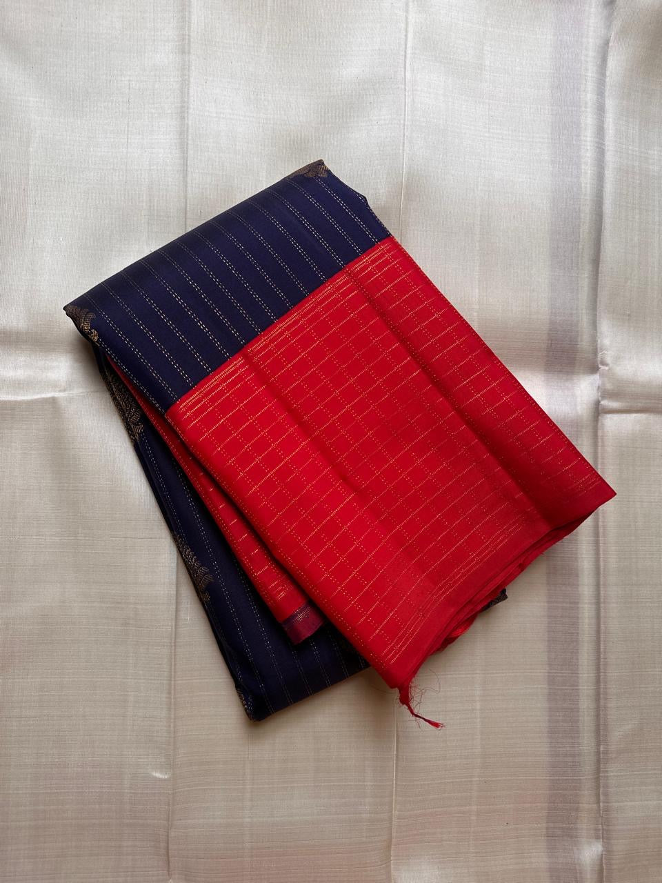 Double-shade orange vermilion shot colour pallu on a Pure Silk Kanchipuram saree