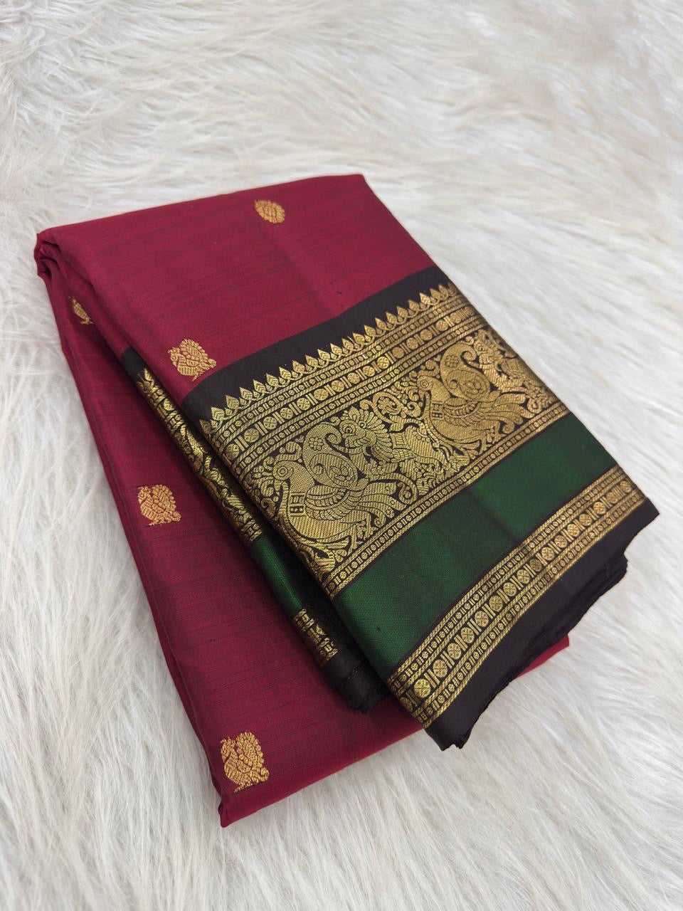 Close view of floral and paisley-like zari buttas across the Thulir Pachai silk body