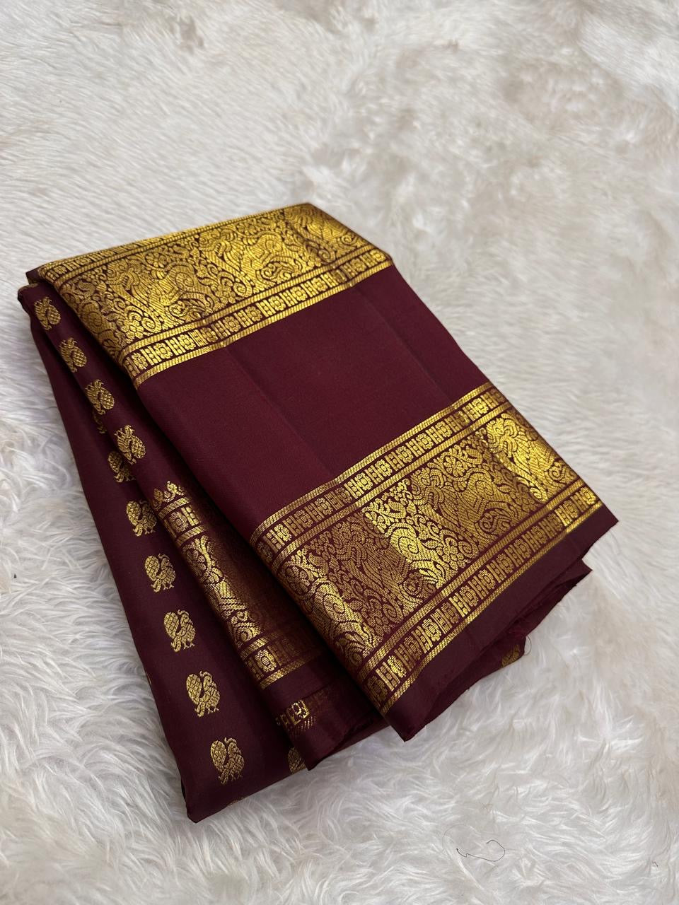 Bottle green varisaipet border detail on deep maroon Kanjipuram silk saree