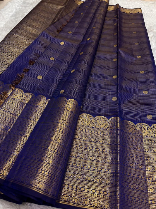 Floral classic-gold zari forms across the broad traditional Kanchipuram border.
