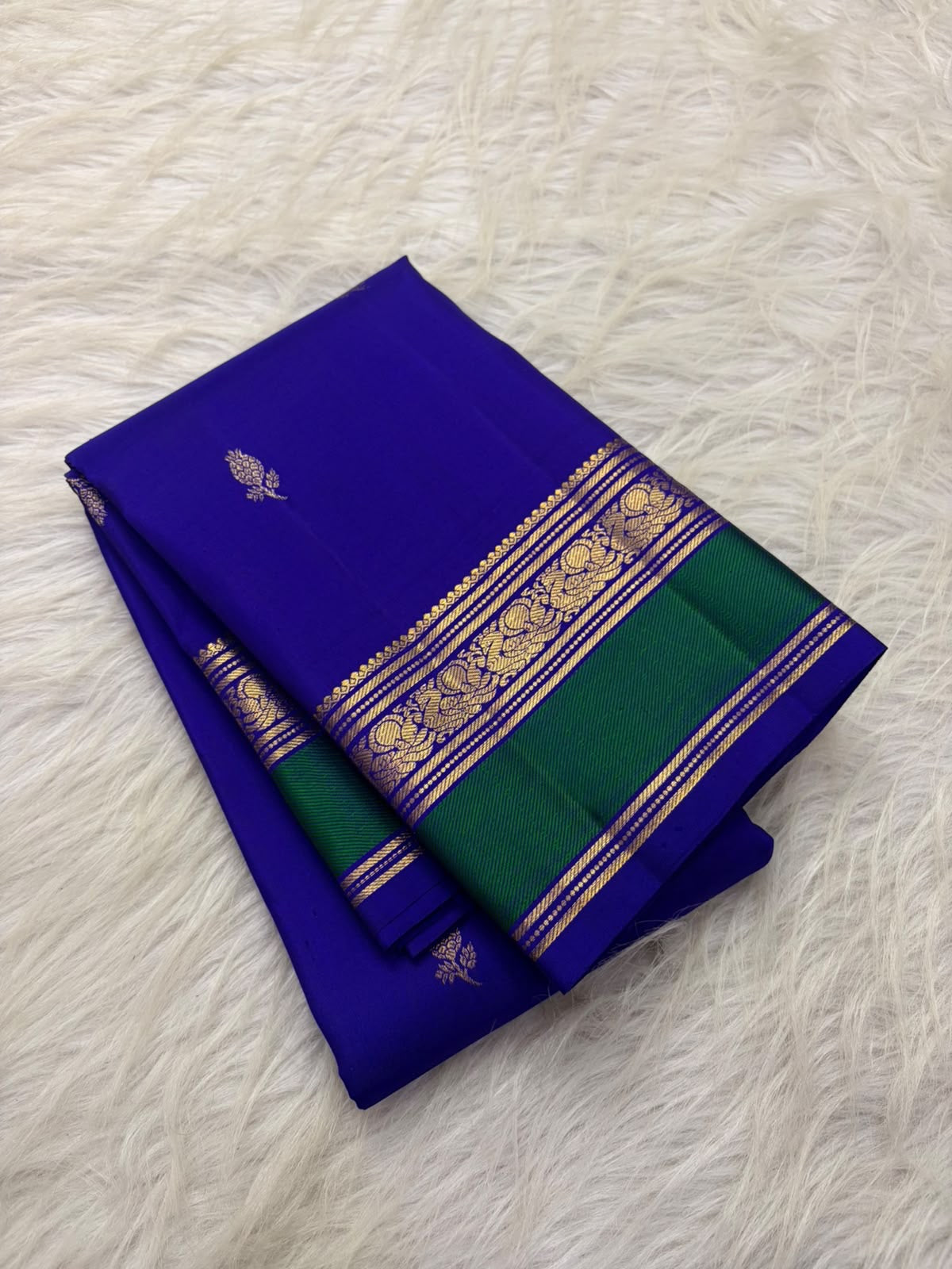 Vivid Neelam Blue and Emerald Green pure silk Kanchipuram Varisaipet saree, jewel-toned silk colour in detail.