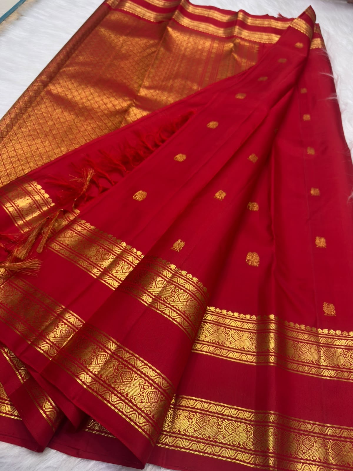 Deep raspberry pink Rettapet saree with gold zari buttas, close-up