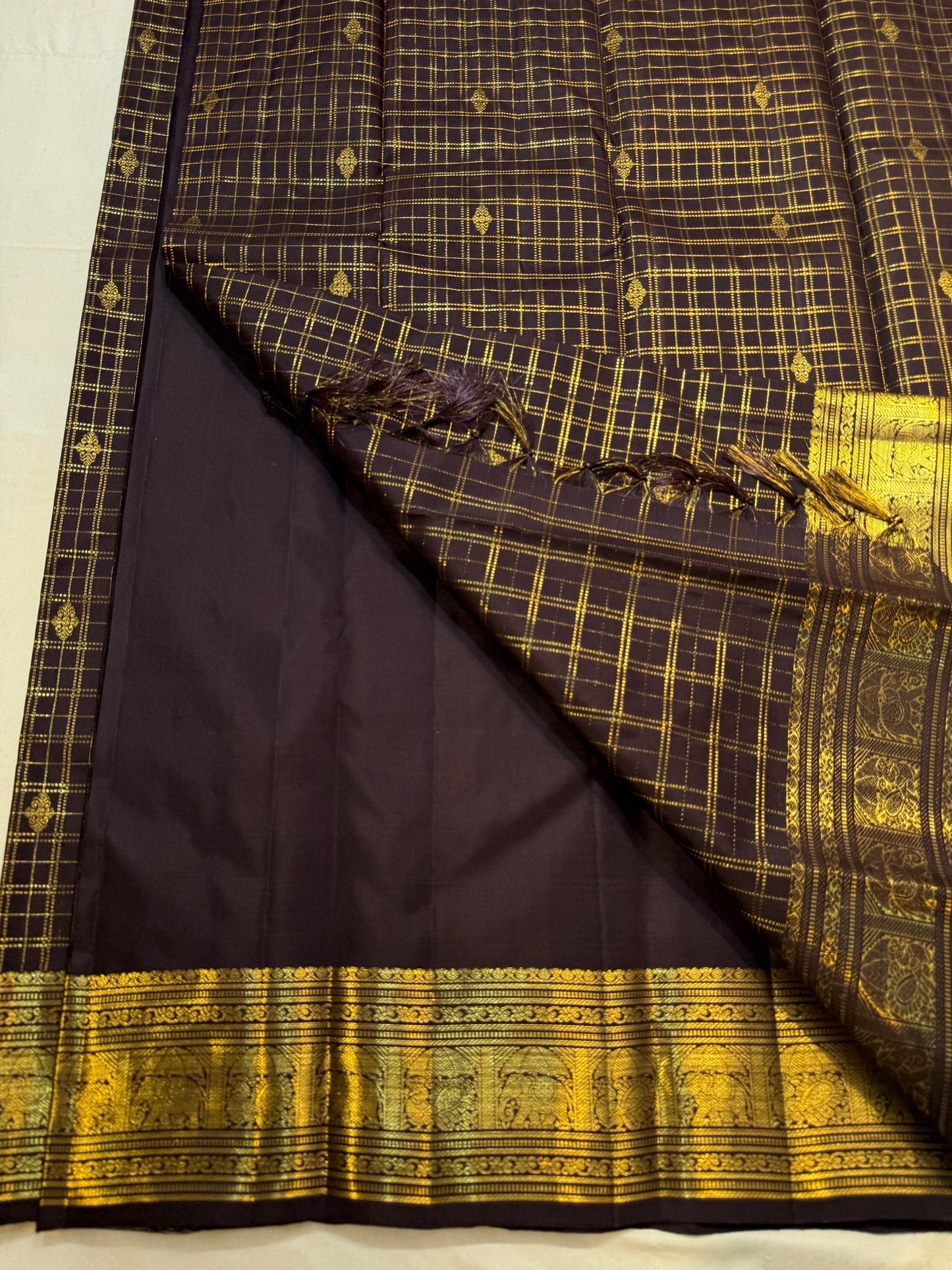 Close-up of chedi butta in gold zari on deep violet plum Kanchipuram silk saree — Idam Living