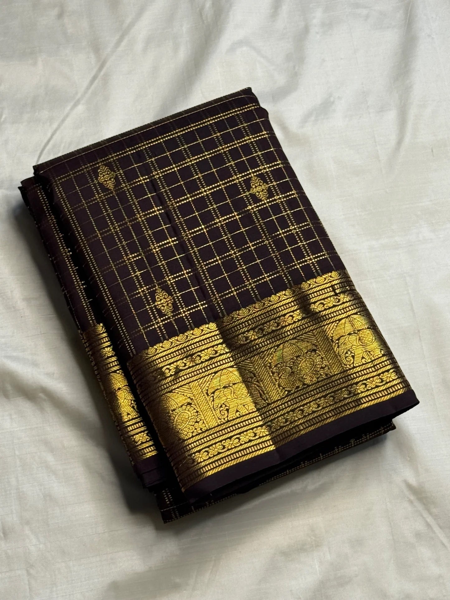 Varisaipet border detail on deep violet plum Kanchipuram silk saree — Idam Living