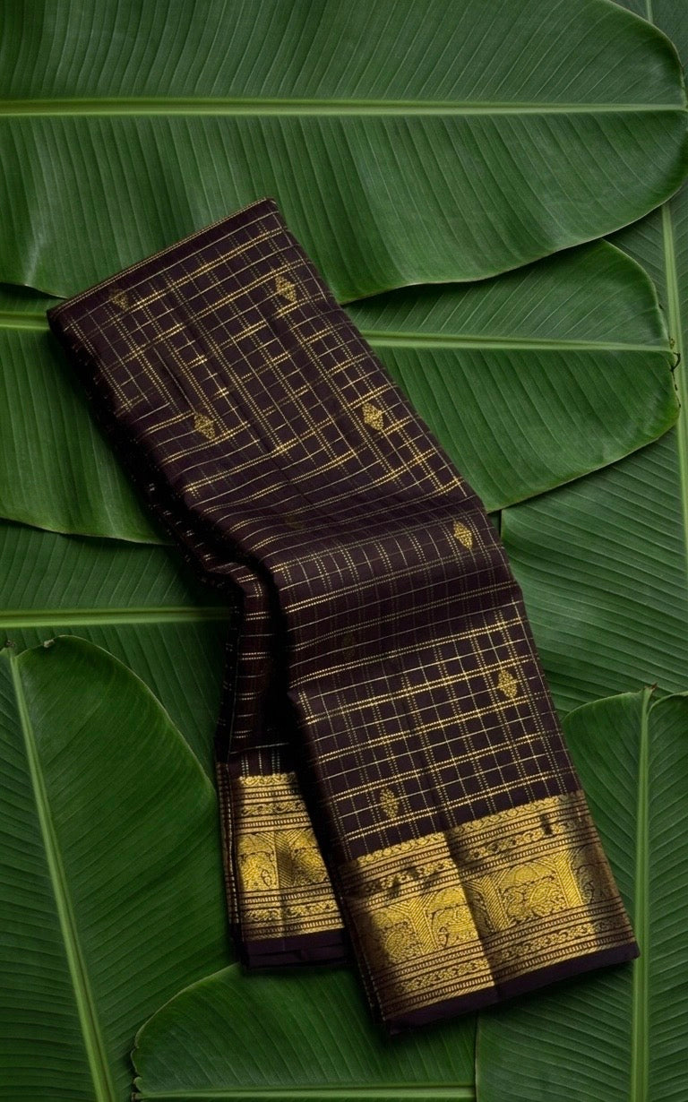 Deep violet plum handwoven Kanchipuram pure silk saree with zari kattam body and chedi butta on banana leaf — Idam Living
