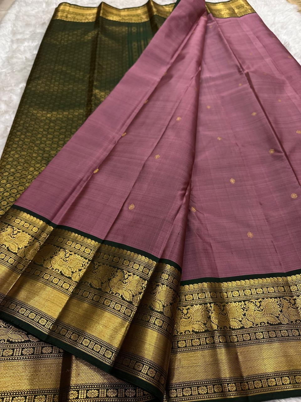 Dusty Mauve pure silk Kanjeevaram saree, Butta weave with Deep Green border — pallu detail