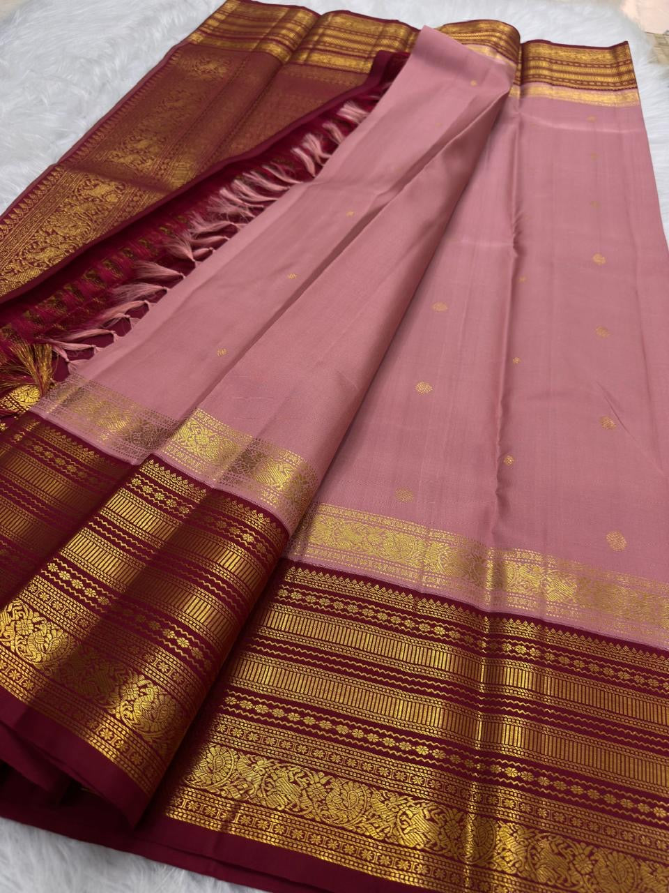 Close-up of Varisaipet border weave on dusty rose Kanchi Pattu silk saree