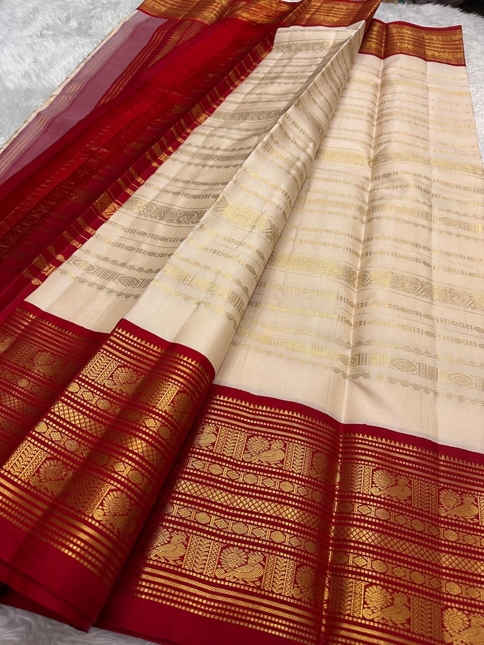 Warm ivory Vairaoosi pure silk Kanchipuram saree – Arakku red border and pallu zari detail