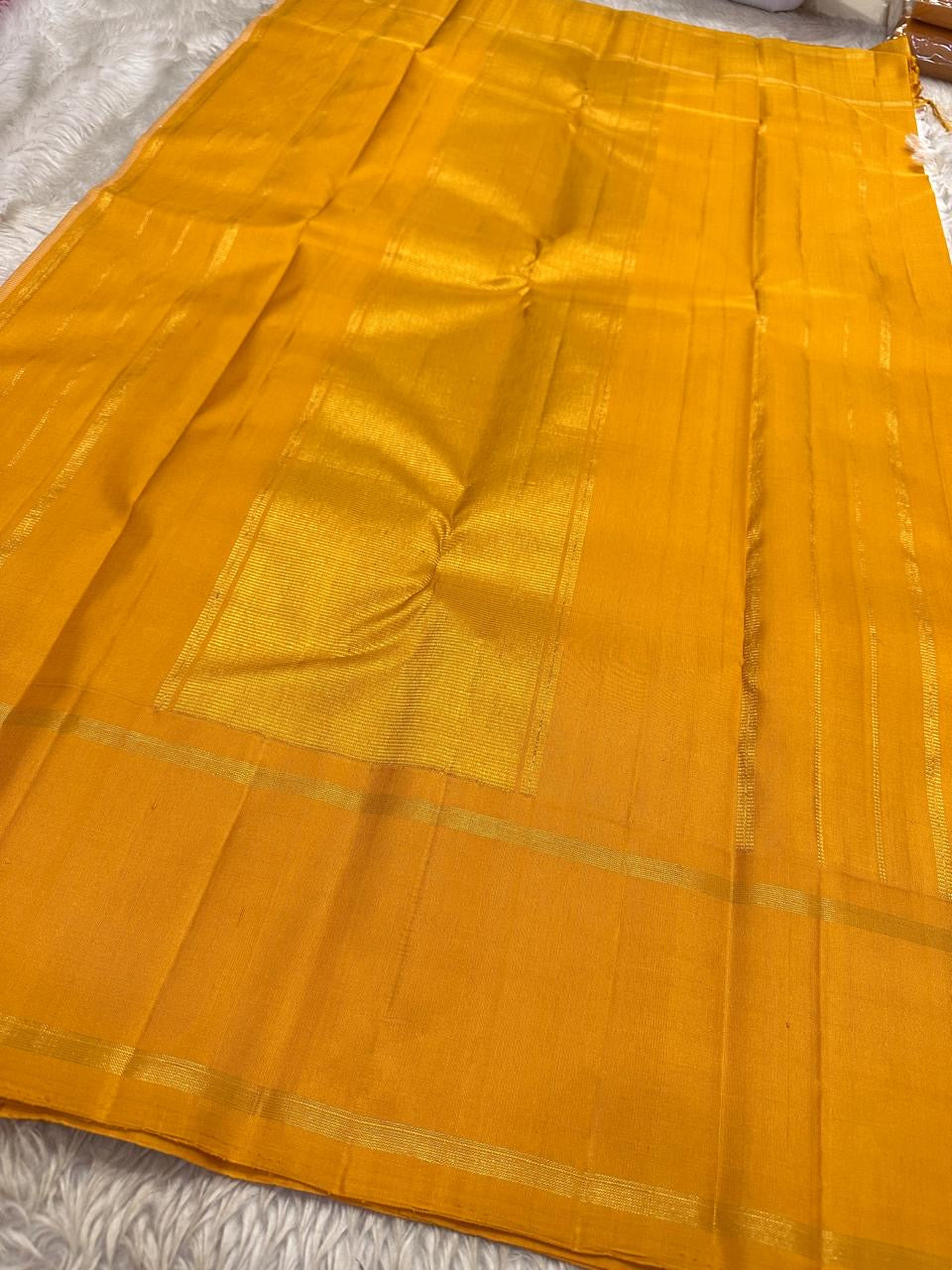 Close-up of the thazampoo reku line on the korvai border