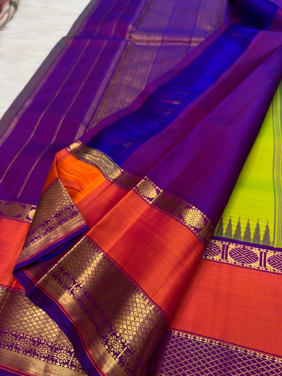 Close view of korvai border on an elam pachai Pure Silk Kanjeevaram saree.