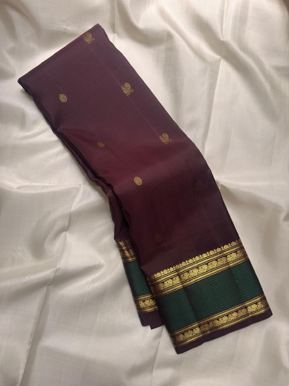 Deep Arakku Handwoven Pure Silk Kanchipuram Rettapet Saree with Emerald Green Border – border detail view