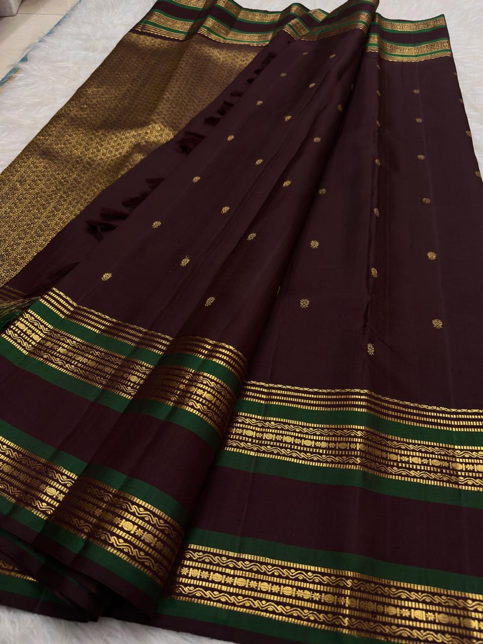 Deep Arakku Handwoven Pure Silk Kanjeevaram Rettapet Saree with Emerald Green Contrast Border – border detail view