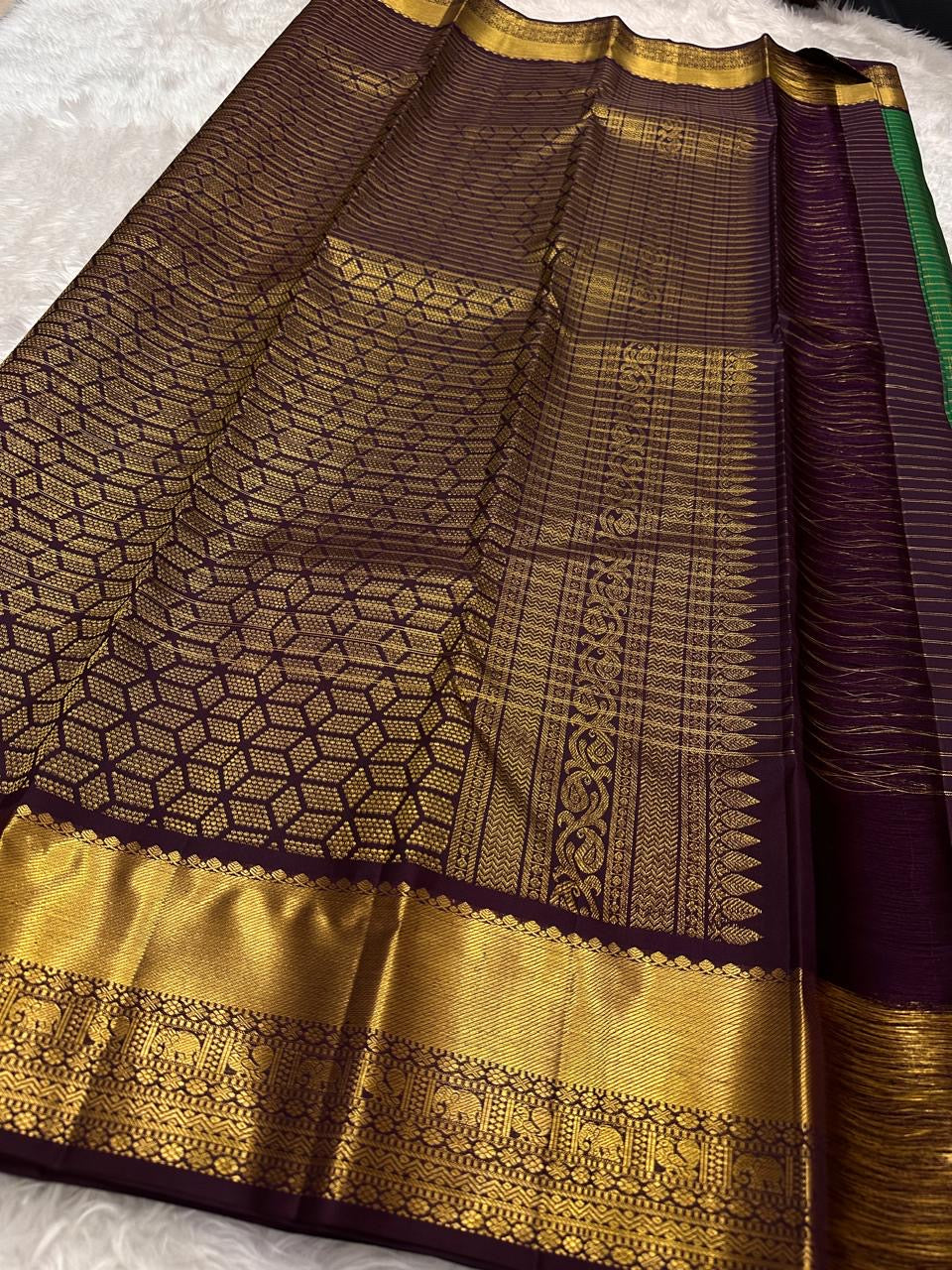 Emerald green Kanchipuram pure silk saree with Thazhampoo Reku zari border detail — Idam Living